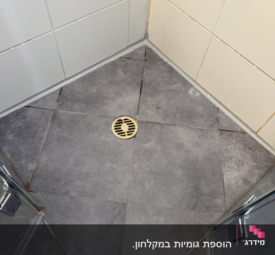 רצפת מקלחת עם אריחים וניקוז